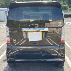 🉐お買得車🉐全コミ‼️ 名変無料‼️H24 N-BOX‼️人気の黒！大人気‼️🙆‍♀️ディーラー下取車👌修復歴無し🤩車検満タン令和9年9月❗️リア両スライドドア⭕️左リアパワースライドドア🚪プッシュスマートキー🔑 リアスポイラー⭕️即渡し🙆‍♂️そのまま乗って帰れます🉐の画像