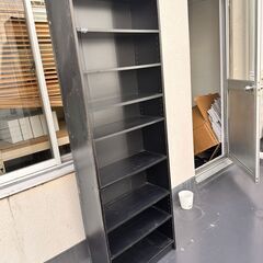 古くて味わいのある丈夫な木製棚の画像