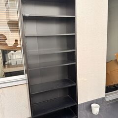 古くて味わいのある丈夫な木製棚の画像