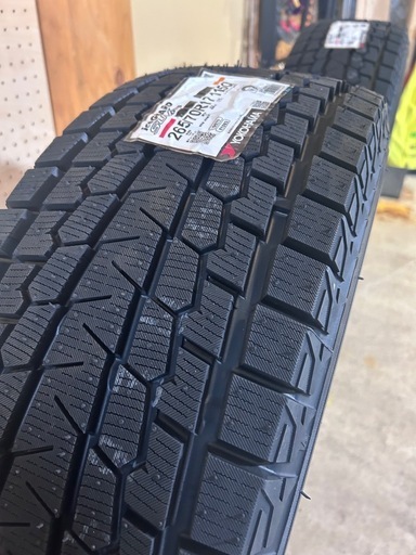 スタッドレスタイヤ　265/70/R17