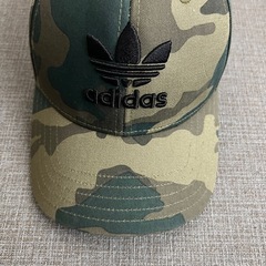 《び美品》adidas 迷彩柄 ベースボールキャップの画像