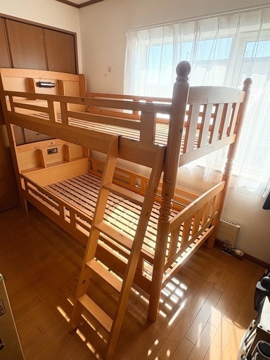 2段ベッド　シングルサイズ　本棚　ライト付き木製　パイン