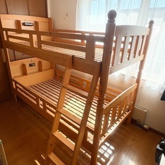 2段ベッド　シングルサイズ　本棚　ライト付き木製　パイン