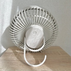 引っ掛けられる扇風機の画像