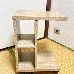 木目調サイドテーブル　キャスター付きの画像