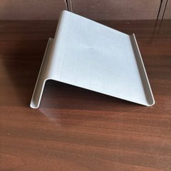 🉐パソコン置くやつと木目調マウスパッドの画像