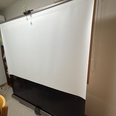 ほぼ新品！日本製プロジェクタースクリーン　使用回数2回の画像
