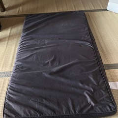 小さ目のマットレス　大き目の座布団クッションの画像