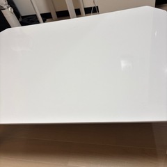 折りたたみ白テーブルの画像