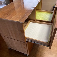 素敵な無垢材食器棚　キャスター付き　天然塗料使用　中古品　金沢市直接引き取り希望の画像