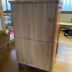 素敵な無垢材食器棚　キャスター付き　天然塗料使用　中古品　金沢市直接引き取り希望の画像
