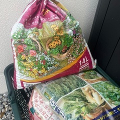 園芸用の土と軽石の画像