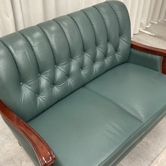 KI-39【新入荷　リサイクル品】鋲打ち/猫脚クラシックスタイル　本革2シーターソファ　グリーンの画像
