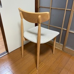 木の椅子の画像