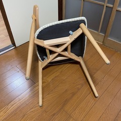 木の椅子の画像