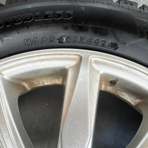 165/55R15サイズのスタッドレスタイヤとアルミホイールのセット。