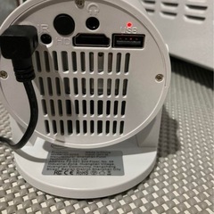 プロジェクター 、HDMIアダプタ、ケーブル付きの画像