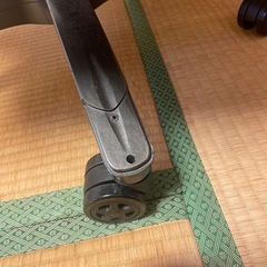 ゲーミングチェア　液晶テレビ　パソコン机の画像