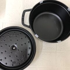 A）Staub ストウブ ラウンドココット 22cm シャイニーブラックの画像