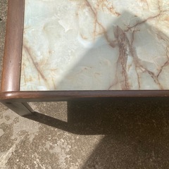 大理石風テーブルの画像