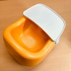 Karibu（カリブ）トレイ付きソフトベビーチェア（オレンジ）の画像
