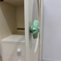 クリーム色キャビネット 丸窓付き かわいい取っ手4個の画像
