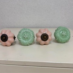 クリーム色キャビネット 丸窓付き かわいい取っ手4個の画像