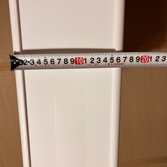白い縦長3段ボックスの画像