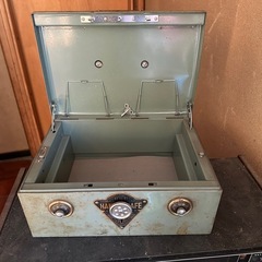 (取引中)　レトロな手提げ金庫の画像
