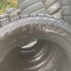 スタッドレスタイヤ　175/65Ｒ15 かくやすの画像