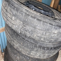 鉄製ホイール付きタイヤ4本の画像