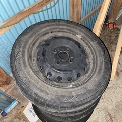 鉄製ホイール付きタイヤ4本の画像