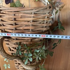 吊り下げカゴ　　花飾りの画像