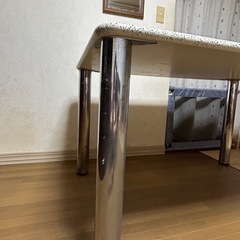 半分円のテーブルの画像