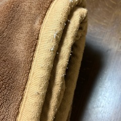 茶色い毛布　縁に 毛玉ありの画像