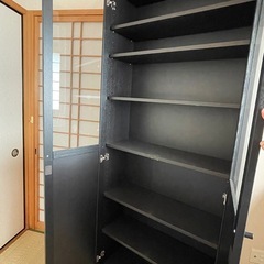 ダークブラウンの棚の画像