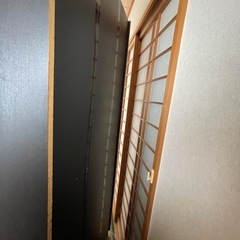 ダークブラウンの棚の画像