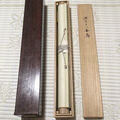 掛軸（肉筆の1点もの）入江正巳(1924～2004)作の「ぶどうに小鳥」 絹本  共箱  二重箱　太巻きの画像