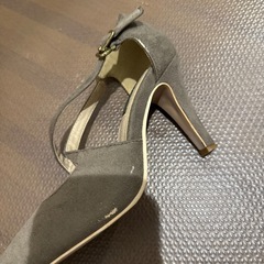 スウェードクロスパンプスの画像