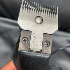 中古 動作確認済みバリカン 本体 と、上刃が欠けているが使用可能な3ｍｍ替刃1個付きです。の画像