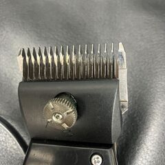 中古 動作確認済みバリカン 本体 と、上刃が欠けているが使用可能な3ｍｍ替刃1個付きです。の画像