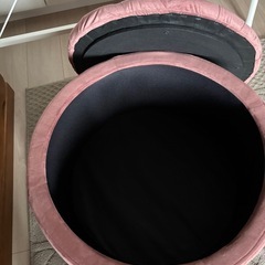 クラシカルデザインの収納スツール　　　　の画像