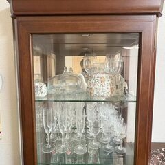 ガラスコレクションキャビネット（食器棚）　の画像