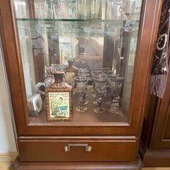 ガラスコレクションキャビネット（食器棚）　の画像