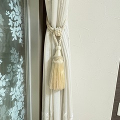 サンゲツ　カーテンタッセル　白2点セットの画像