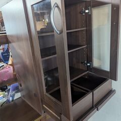 木製食器棚　観音開き　便利な収納引き出し付きの画像