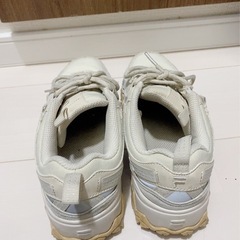 【10/10まで】FILA ベージュスニーカー24cmの画像