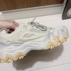 【10/10まで】FILA ベージュスニーカー24cmの画像