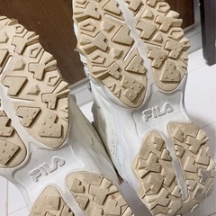 【10/10まで】FILA ベージュスニーカー24cmの画像