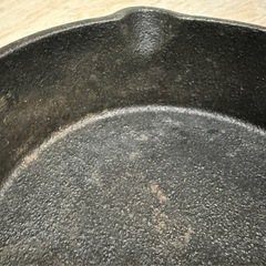 スキレット　鍋　14cmに近いがサイズ不明　IH対応　落ちない汚れ多数　ガスコンロ対応かは不明　フライパン　キッチン用品　キャンプの画像